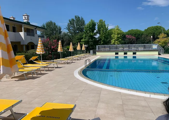 Daire Jody Bibione, Poolside With Garden