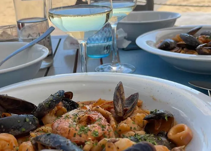 Daire Jody Bibione, Poolside With Garden *