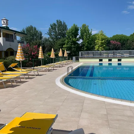 Apartment Jody Bibione, Poolside With Garden