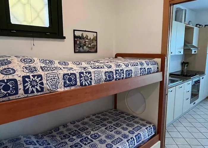 Jody Bibione, Poolside With Garden * 비비오네