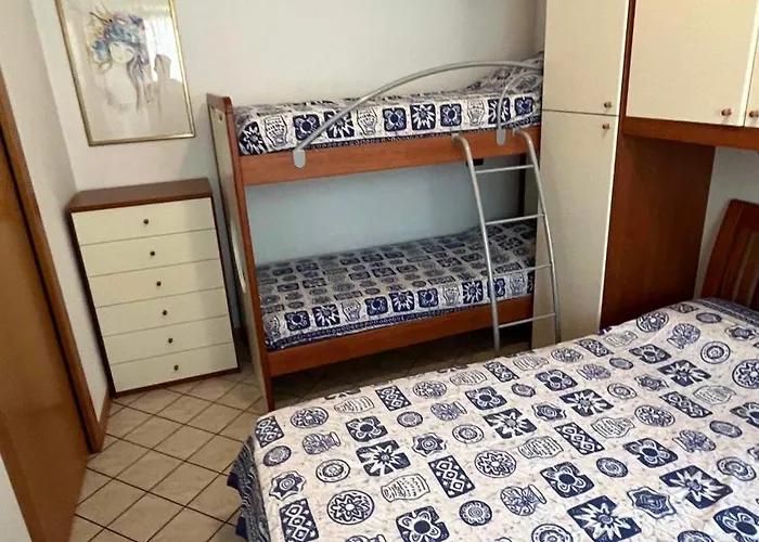 Jody Bibione, Poolside With Garden Lägenhet